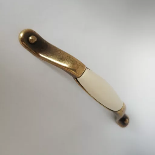Porcelán bútorfogantyú, bronz - törtfehér porcelán résszel, 128 mm furattávval