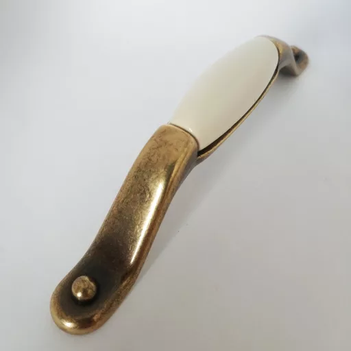 Porcelán bútorfogantyú, bronz - törtfehér porcelán résszel, 128 mm furattávval