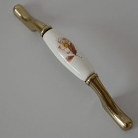   Porzellan-Möbelgriff mit bronzenen Metallenden - cremefarbener Porzellanteil, braunes Blumenmotiv, Bohrung 96 - 128 mm