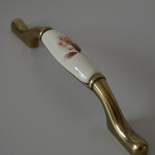 Porzellan-Möbelgriff mit bronzenen Metallenden - cremefarbener Porzellanteil, braunes Blumenmotiv, Bohrung 96 - 128 mm