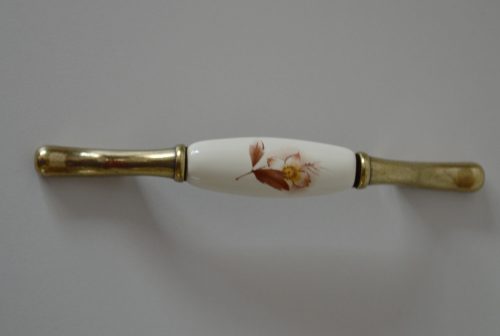 Porzellan-Möbelgriff mit bronzenen Metallenden - cremefarbener Porzellanteil, braunes Blumenmotiv, Bohrung 96 - 128 mm