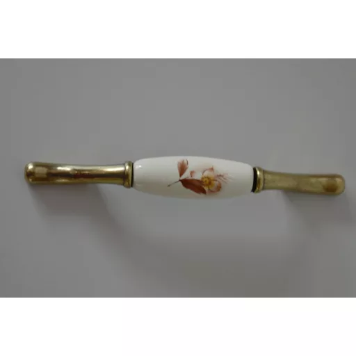 Porcelán bútorfogantyú, bronz fém végekkel - törtfehér porcelán résszel, barna virág motívummal, 96 - 128 mm furattávval