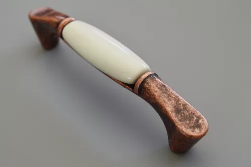 Porcelán-fém fogantyú, antikolt fém - bézs porcelán színű, 96 mm furattávval