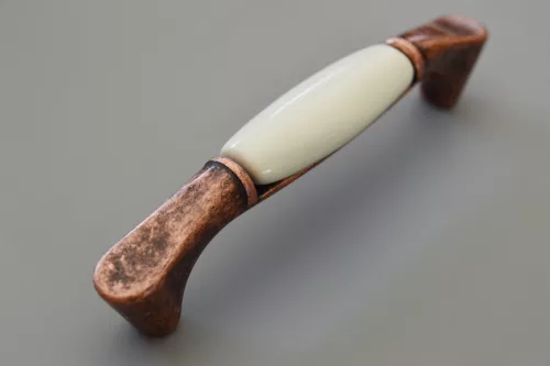 Porcelán-fém fogantyú, antikolt fém - bézs porcelán színű, 96 mm furattávval