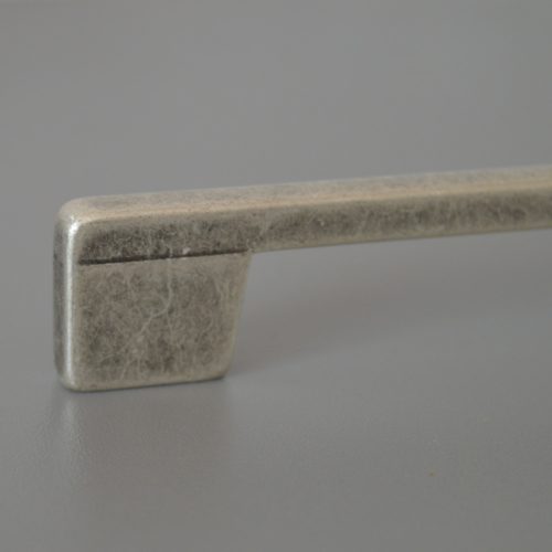 Metall-Möbelgriff, Ecke silber, mit 128 und 160 mm Lochabstand 