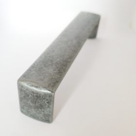   Fém bútorfogantyú, antik fekete színű, 128 mm furattávval