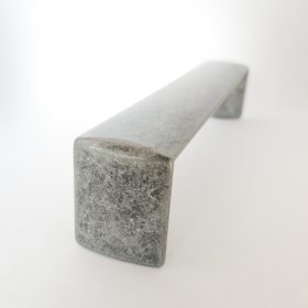   Fém bútorfogantyú, antik fekete színű, 160 mm furattávval