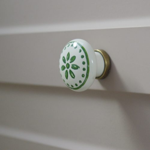 Fém-porcelán bútorgomb, bézs - bronz színű, zöld virág mintával