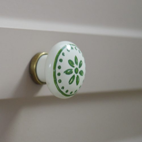 Fém-porcelán bútorgomb, bézs - bronz színű, zöld virág mintával