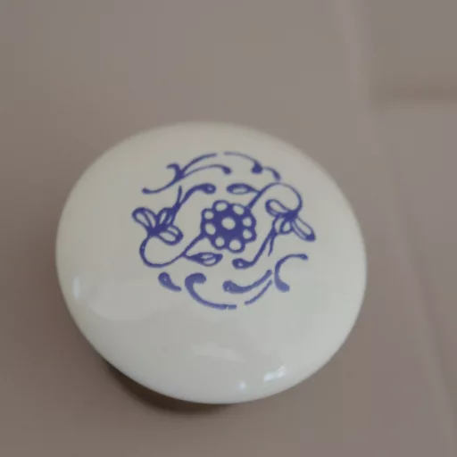 MÖBELGRIFF AUS PORZELLAN MIT KNÖPFEN, BEIGEFARBENES PORZELLAN - Blau BLUMENMUSTER, SOCKEL AUS BRONZE