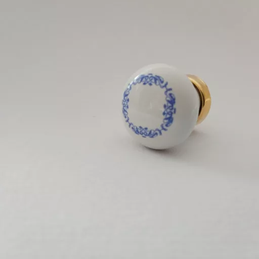 Weißer Porzellan-Möbelknopf mit blauem Motiv