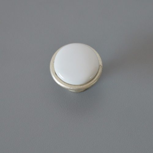 Óezüst, antikolt fém - porcelán bútorgomb, fehér porcelán résszel