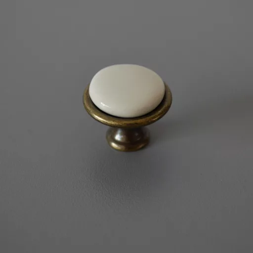 Fém-porcelán bútorgomb, bronz talp - törtfehér porcelán színű