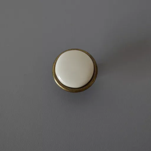 Fém-porcelán bútorgomb, bronz talp - törtfehér porcelán színű
