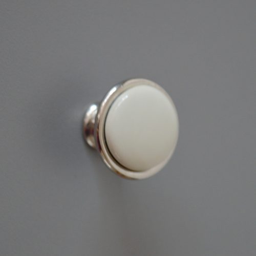 Fém-porcelán bútorgomb, fényes króm talp - törtfehér porcelán színű