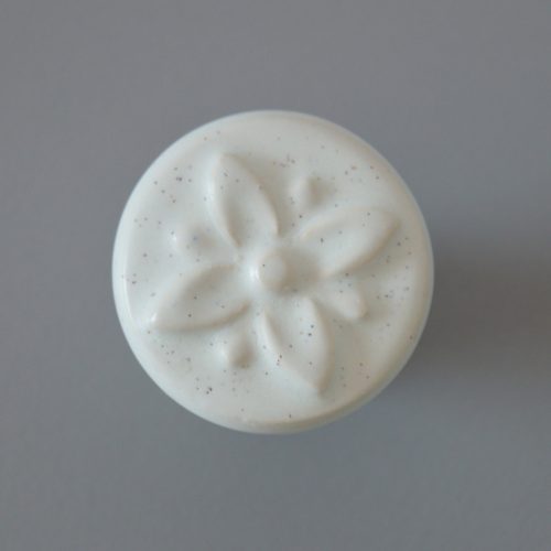 Fém-porcelán bútorgomb, gress porcelás, bronz talprésszel, virág formájú