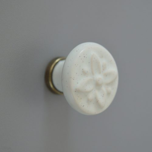 Fém-porcelán bútorgomb, gress porcelás, bronz talprésszel, virág formájú