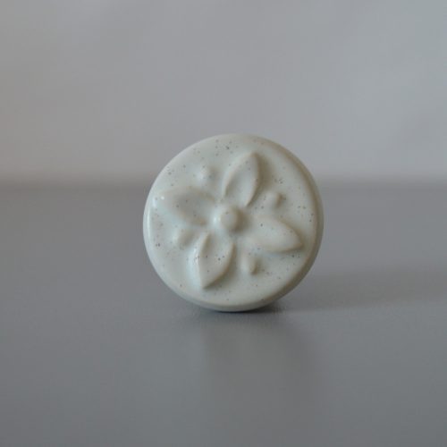 Fém-porcelán bútorgomb, gress porcelás, bronz talprésszel, virág formájú