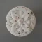 Fém-porcelán bútorgomb, fehér rozsdás hatású, bronz talprésszel, virág formájú