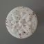 Fém-porcelán bútorgomb, fehér rozsdás hatású, bronz talprésszel, virág formájú