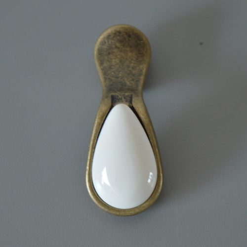 Metall-Porzellan-Möbelknopf, antike Bronze und weißes Porzellan, Tropfenform