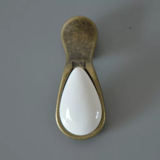 Metall-Porzellan-Möbelknopf, antike Bronze und weißes Porzellan, Tropfenform