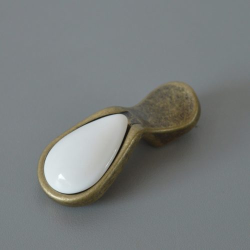 Fém-porcelán bútorgomb, antik bronz (fém) és fehér (porcelán) színű, csepp formájú