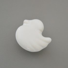   Csibés porcelán bútorgomb, fehér - arany színű talp résszel