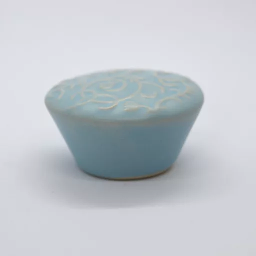 Porcelán bútorgomb, kék színű, nyomott tulipános mintával