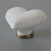 Fém-porcelán bútorgomb, szív alakú, fehér színű, bronz talprésszel