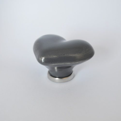 Fém-porcelán bútorgomb, szív alakú, szürke színű, ezüst talprésszel