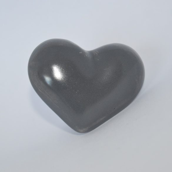 Fém-porcelán bútorgomb, szív alakú, szürke színű, ezüst talprésszel