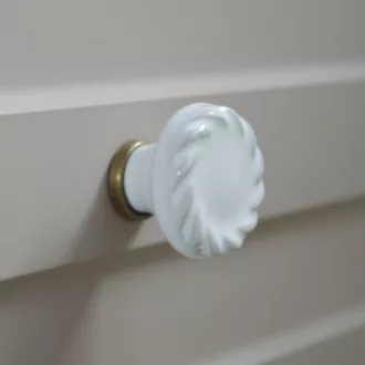Fém-porcelán bútorgomb, fehér- antik bronz színű
