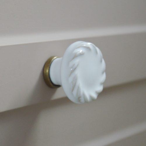 Fém-porcelán bútorgomb, fehér- antik bronz színű