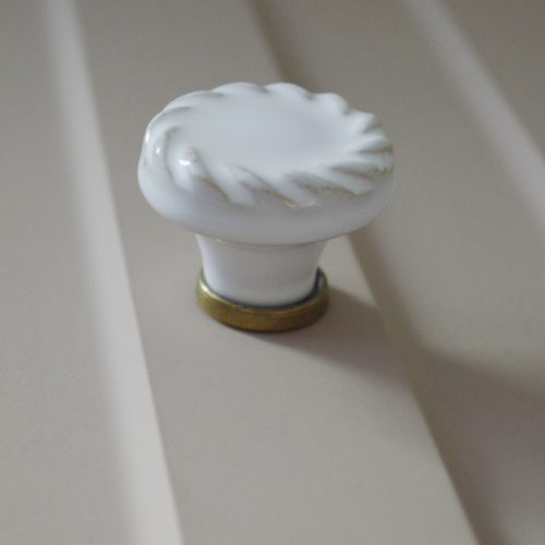 Fém-porcelán bútorgomb, fehér- antik bronz színű