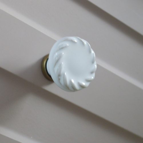 Fém-porcelán bútorgomb, fehér- antik bronz színű