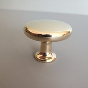 Möbelknopf aus Metall in glänzender Goldfarbe