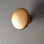Moderner Möbelknopf aus Metall in matter Goldfarbe.