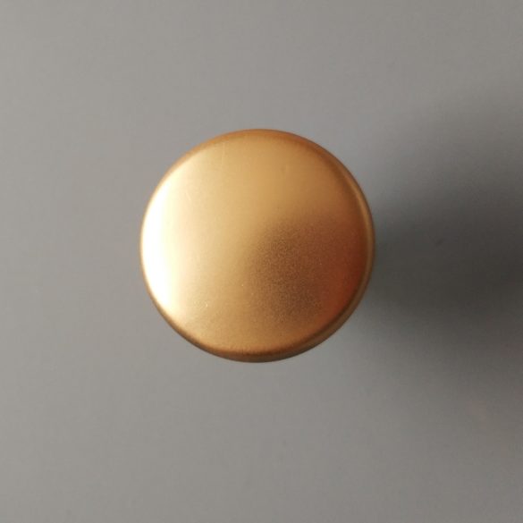 Moderner Möbelknopf aus Metall in matter Goldfarbe.