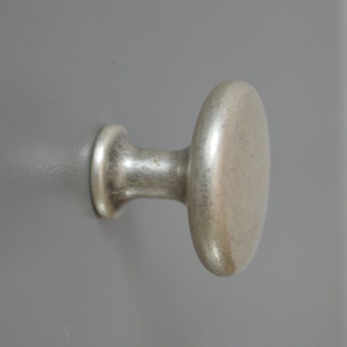 Fém bútorgomb, sarki ezüst színű