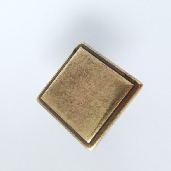 Négyszögletű, fém bútorgomb, matt bronz színű, 25 x 25 mm