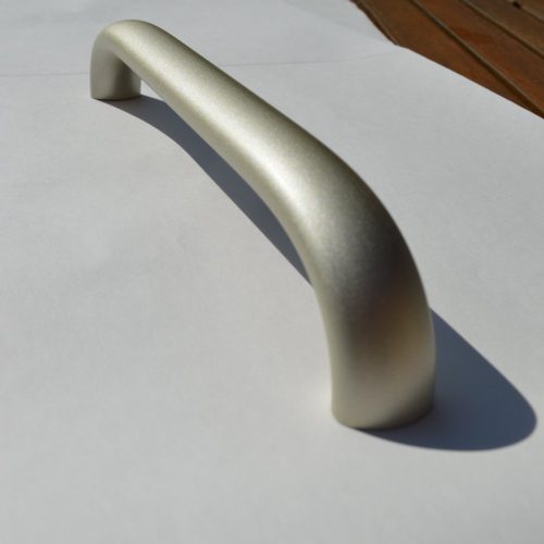 Möbelgriff aus Metall, Farbe Nickel matt, Bohrung 320 mm