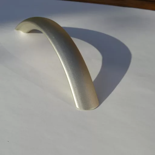 Möbelgriff aus Metall, Farbe Nickel matt, Bohrung 128 mm