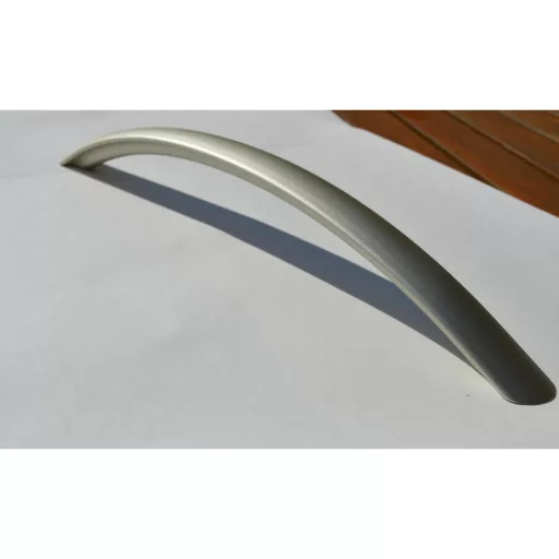 Fém bútorfogantyú, matt nikkel színű, 256 mm furattávval, íves