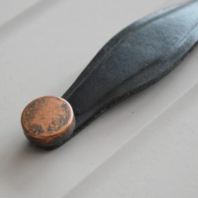   KD002_128 Fém- bőr bútorfogantyú, Réz - fekete színű, 128 mm furattáv