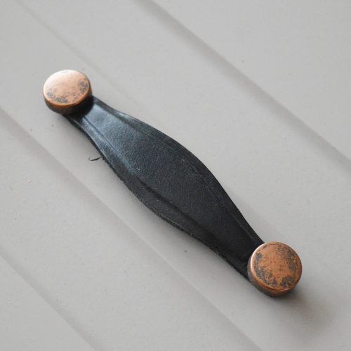 KD002_96 Fém- bőr bútorfogantyú, Réz - fekete színű, 96 mm furattáv