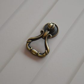 Klassischer antique goldfarbener Möbelknopf aus Metall