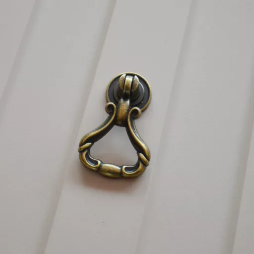 Klassischer antique goldfarbener Möbelknopf aus Metall