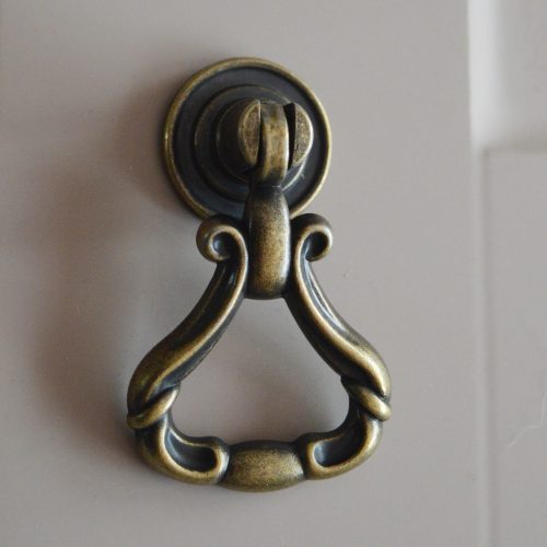 Klassischer antique goldfarbener Möbelknopf aus Metall