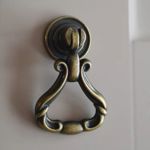 Klassischer antique goldfarbener Möbelknopf aus Metall